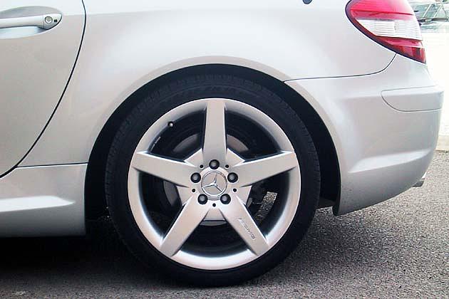 18-Zoll-AMG-Felgen, hinten mit Reifen der Dimension 245/35