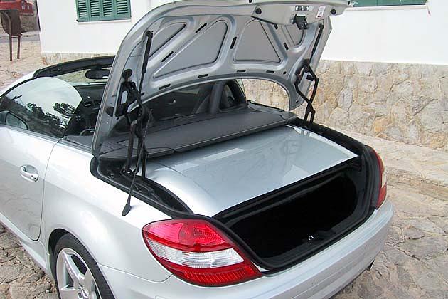 Mit Verdeck im Heck noch 208 Liter Kofferraum-Volumen, aber enge Öffnung