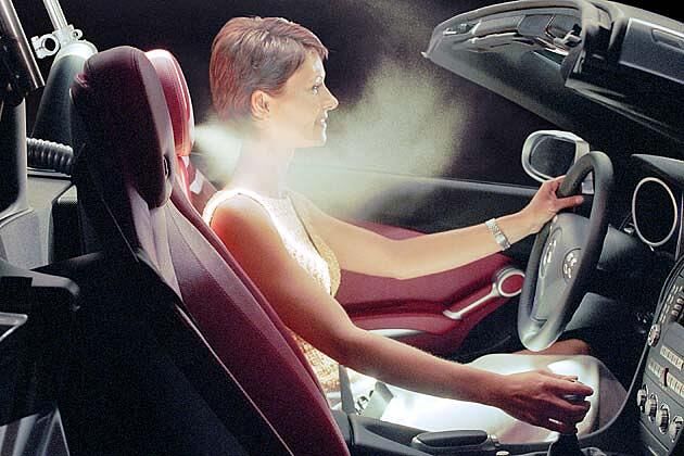 Mit Rauch sichtbar gemacht: So strömt Warmluft aus der Kopfstütze auf Kopf und Nacken