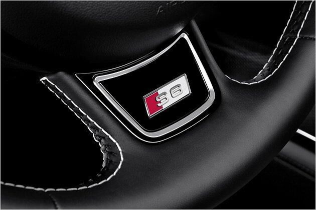 Ein S6-Logo prangt in der Lenkradspeiche