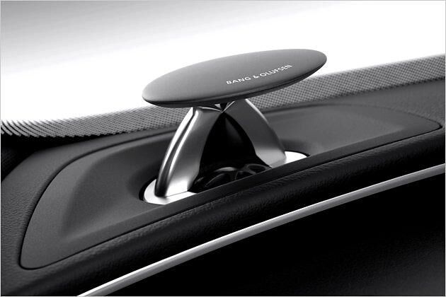 Die Hochtöner der optionalen Bang-&-Olufsen-Anlage fahren beim Motorstart automatisch aus dem Armaturenbrett aus