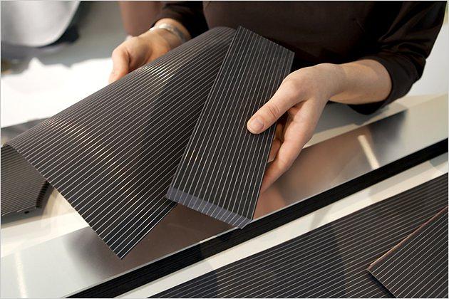 Für den S6 Avant steht ein neues Innenverkleidungs-Material zur Verfügung: Aus Holz- und Aluminium-Schichten wird ein Block gepresst. Aus diesem Block werden dann dünne Folien geschält