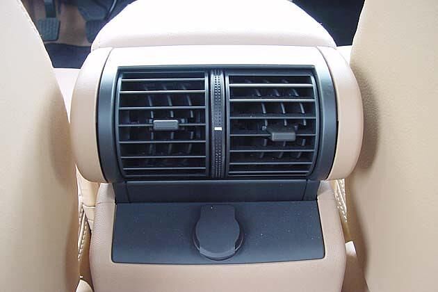 Die mittlere Armlehne ist hinten mit Luftausströmern ausgestattet