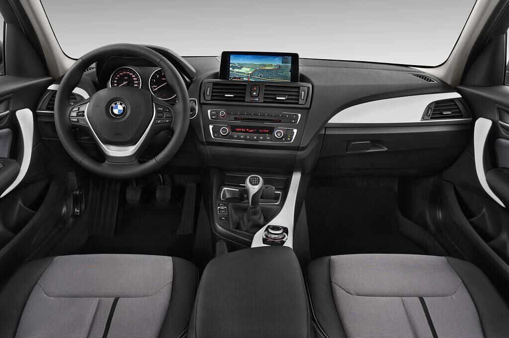 BMW 1 Series (Baujahr 2012) Urban Line 5 Türen Cockpit und Innenraum