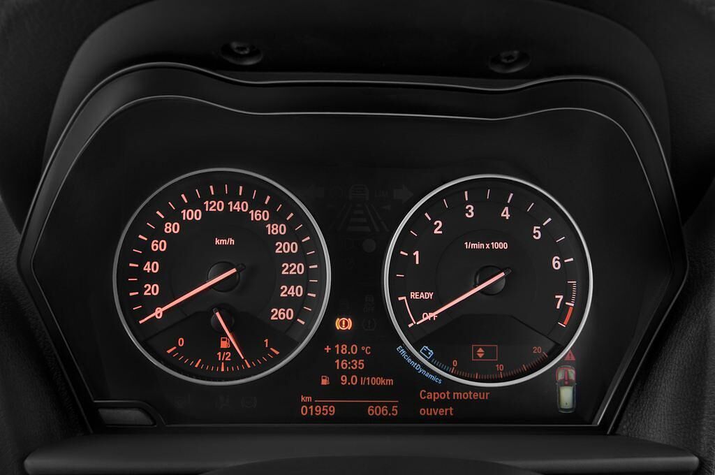 BMW 1 Series (Baujahr 2012) Urban Line 5 Türen Tacho und Fahrerinstrumente