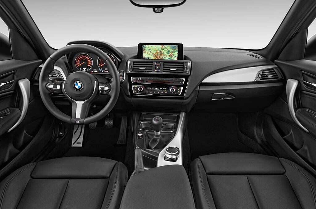 BMW 1 Series (Baujahr 2016) M Sport 5 Türen Cockpit und Innenraum