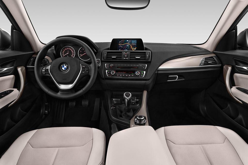BMW 2 Series (Baujahr 2014) 220d Coupe 2 Türen Cockpit und Innenraum