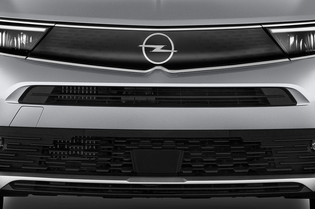 Opel Mokka Electric (Baujahr 2023) Elegance 5 Türen Kühlergrill und Scheinwerfer