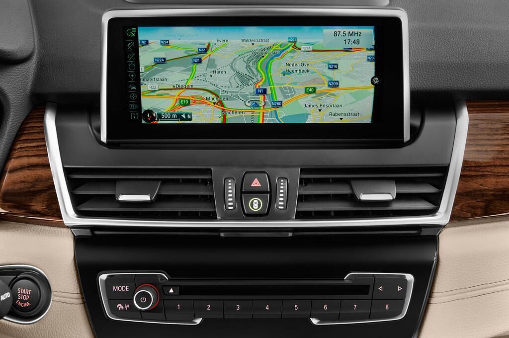 BMW 2 Series (Baujahr 2015) Luxury Line 5 Türen Radio und Infotainmentsystem