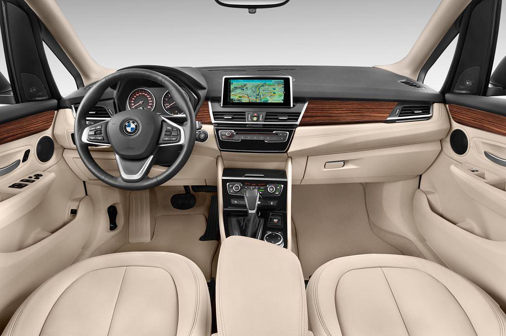 BMW 2 Series (Baujahr 2015) Luxury Line 5 Türen Cockpit und Innenraum
