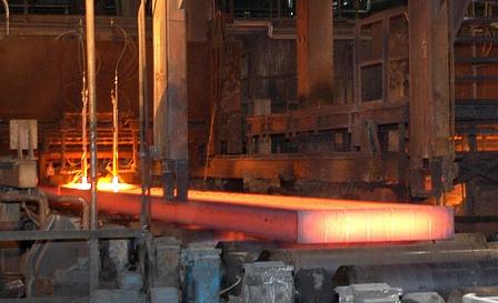 Strangguss - bei 1400 Grad Celsius entsteht das Zwischenprodukt, das durch Walzen, Pressen und Tiefenziehen weiterverarbeite wird