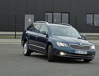 Der Superb in Lava-Blau Metallic mit hellen Ledersitzen.