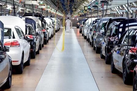 Bezogen auf  sämtliche Materialien, die beim Autobau zum Einsatz komnmen liegt der Stahlanteil bei rund 50 Prozent.