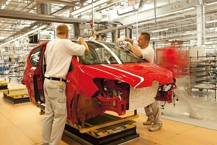 Kunststoffe kommen häufiger zum Einsatz als noch vor Jahren. Bis 2015 wird ihr Anteil im europäischen Autobau durchschnittlich bei 15 Prozent liegen.