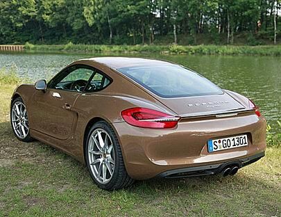 Im Cayman sitzt man tief, das soll bei einem Sportwagen so sein.