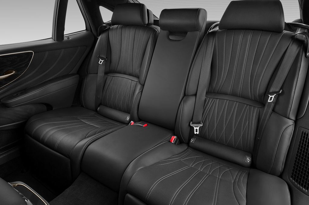 Lexus LS (Baujahr 2022) Executive Line 4 Türen Rücksitze