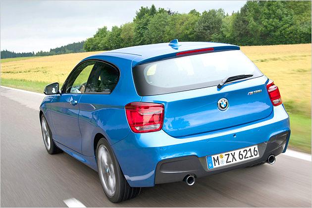 Die hinteren Radhäuser sind bei allen 1er-Dreitürern stärker ausgestellt - das macht den Wagen sportlicher als den betulich wirkenden Fünftürer