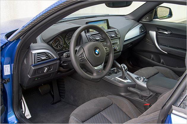 Der M135i wartet serienmäßig mit einem griffigen M-Sportlenkrad auf