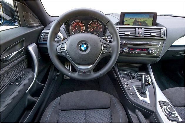 Das fahrerorientierte Cockpit ist übersichtlich gestaltet, die Skalen sind in rot gehalten