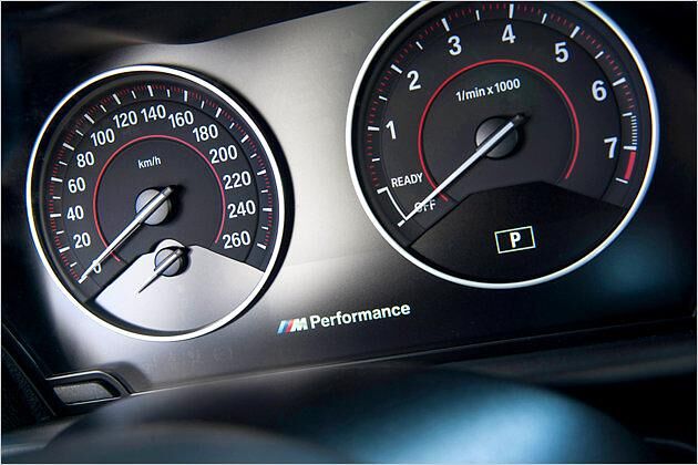 Die Tachoskala reicht bis 260 km/h - bei 250 km/h wird elektronisch abgeregelt