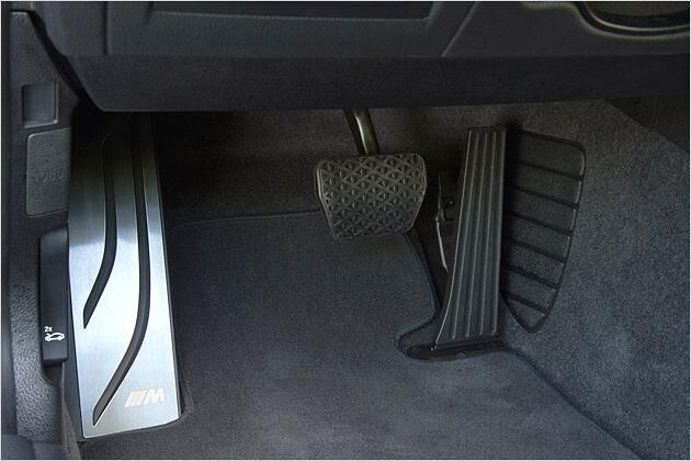 Nett gemacht, bis ins Detail: Selbst auf der Fußstütze prangt das M-Logo