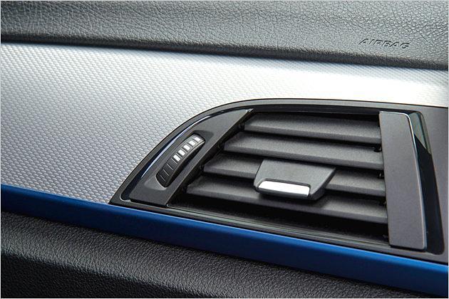 Die Dekoreinlagen aus Aluminium sind unten mit einer blauen Leiste versehen - ob das auch zu roten Autos passt?