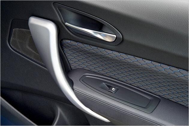 Die blaue Farbe findet sich im Rautenmuster der Türinnenverkleidung wieder