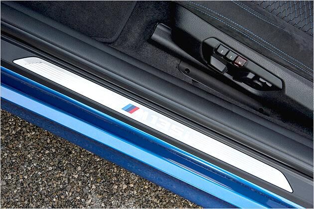 Beim Einsteigen wird der Fahrer per Zierleiste noch einmal darauf hingewiesen: Dies ist ein M135i
