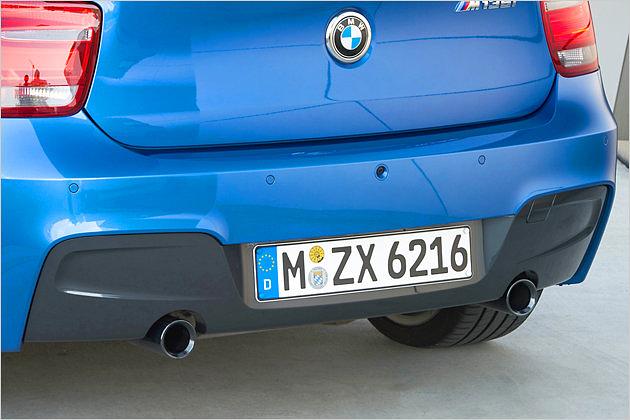 Das M-Performance-Modell ist an den zwei Endrohren und an dem Heckschürzeneinsatz in der Farbe "Dark Shadow metallic" zu erkennen