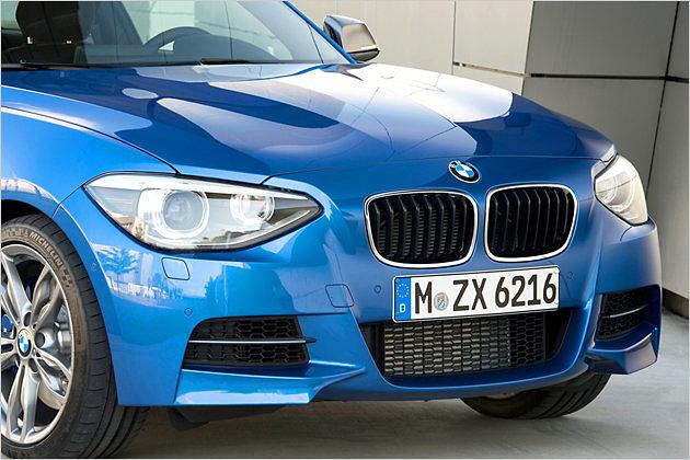 Die großen Lufteinlässe tragen dem gesteigerten Kühlluftbedarf des Sechszylinders Rechnung