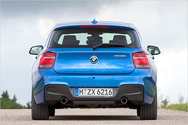 Gegenüber dem Vorgängermodell ist der 1er-Dreitürer 17 Millimeter in die Breite gegangen