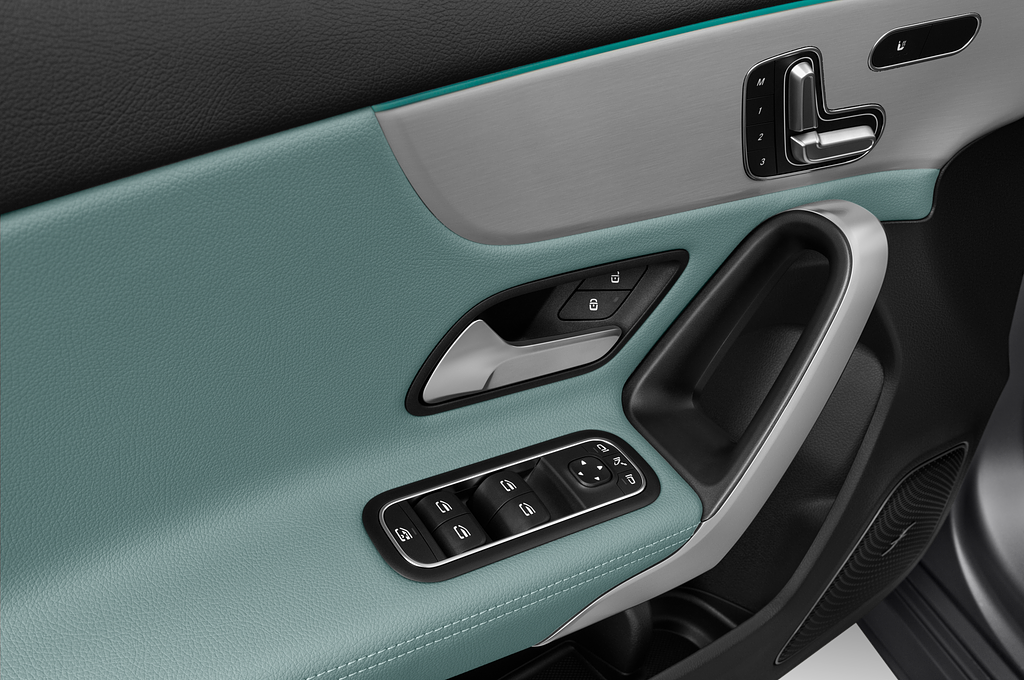 Mercedes A Class (Baujahr 2023) AMG Line 5 Türen Bedienungselemente Tür