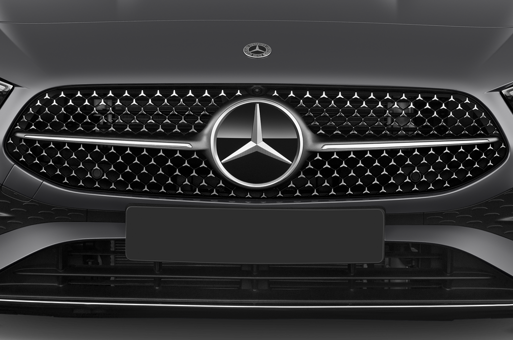 Mercedes A Class (Baujahr 2023) AMG Line 5 Türen Kühlergrill und Scheinwerfer