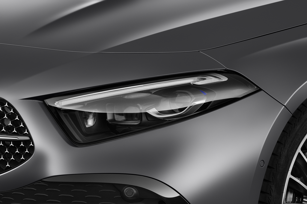 Mercedes A Class (Baujahr 2023) AMG Line 5 Türen Scheinwerfer