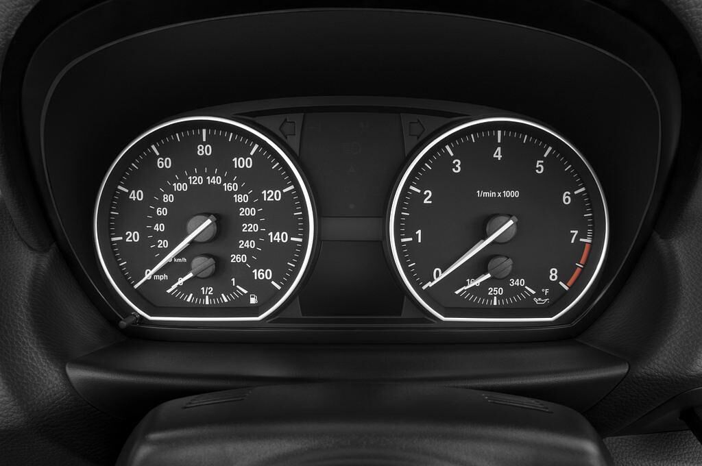 BMW 1 Series (Baujahr 2010) 135i 2 Türen Tacho und Fahrerinstrumente