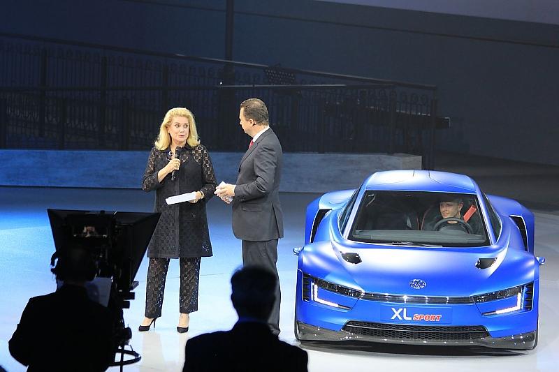Catherine Deneuve neben dem VW XL Sport