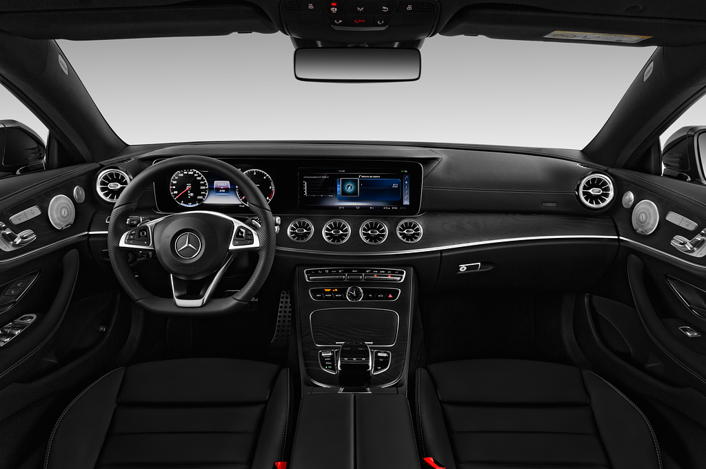 Mercedes E Class (Baujahr 2021) AMG Line 2 Türen Cockpit und Innenraum