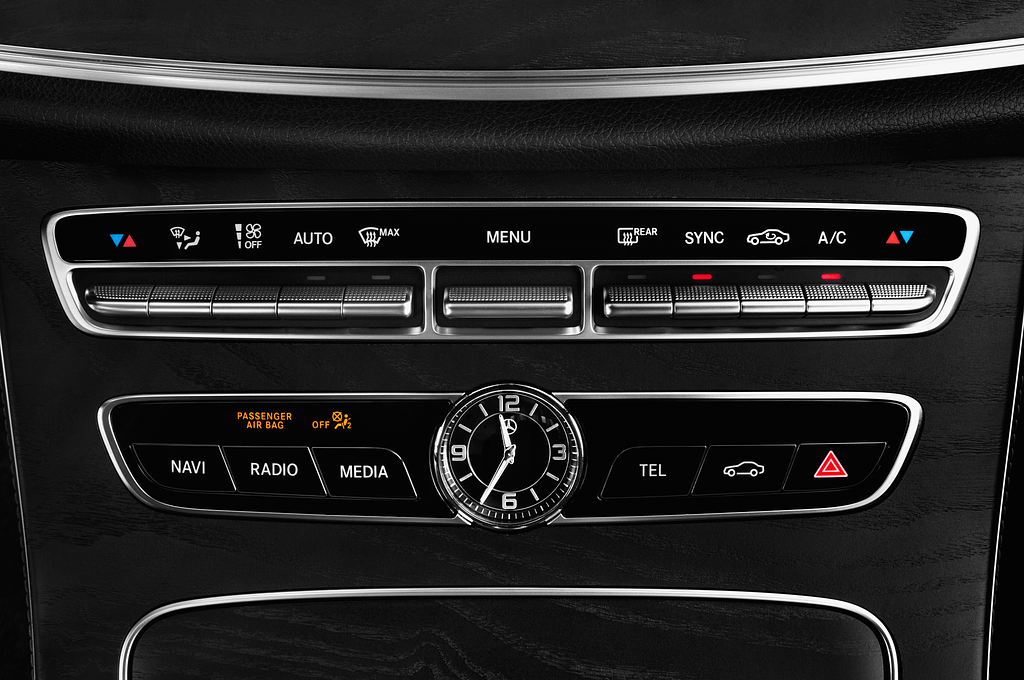 Mercedes E Class (Baujahr 2021) AMG Line 2 Türen Temperatur und Klimaanlage