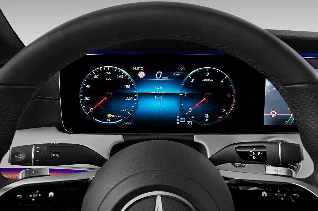 Mercedes E Class (Baujahr 2021) AMG Line 2 Türen Tacho und Fahrerinstrumente