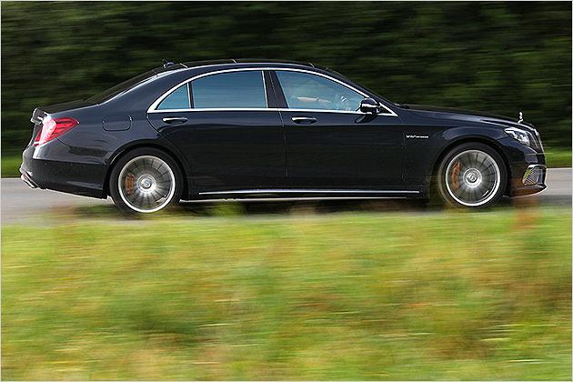 Die 5,25 Meter der S-Klasse-Langversion wirken beim S 65 noch ein wenig erhabener