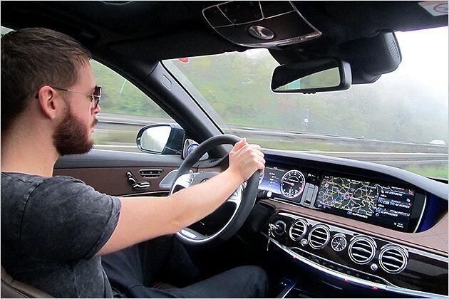 S 65 AMG plus Autobahn ist gleich Reiselust pur. Ein Zweispeichen-Sportlenkrad ist ulkig, aber total cool