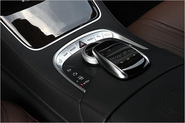 Das zentrale Bediendisplay ist erfreulich zurückhaltend und übersichtlich. Das Touchpad ist pure Spielerei