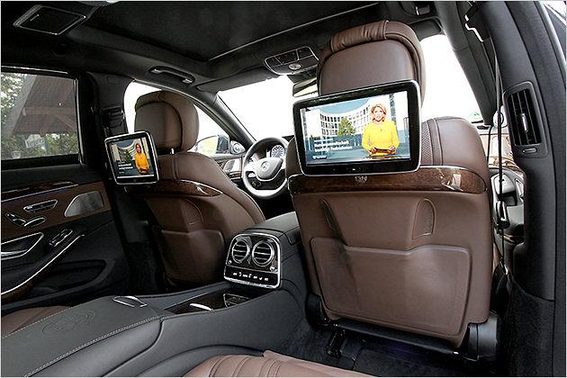 Leder, poliertes Holz und Tagesschau