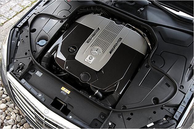 630 PS und 1.000 Newtonmeter aus sechs Liter Hubraum mit zwei Turboladern. Klingt spektakulärer als es aussieht