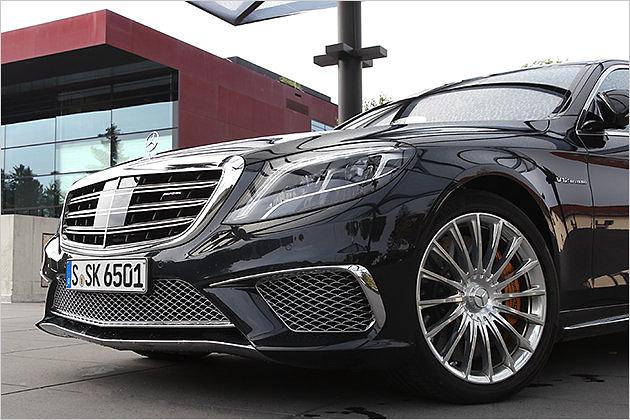 Das chromsilberne Gitter kennzeichnet den 65er