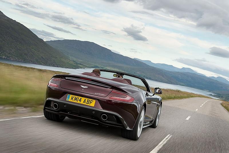 Ist die Fahrbahn trocken, bringt der Aston Martin Vanquish Volante V12 S die Kraft auf die Straße