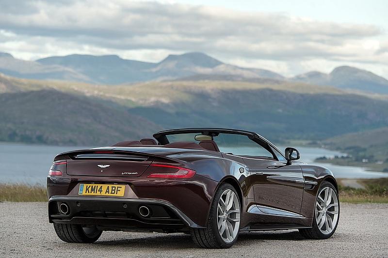 Auch ohne Dach sieht Aston Martin Vanquish Volante V12 S schnittig aus