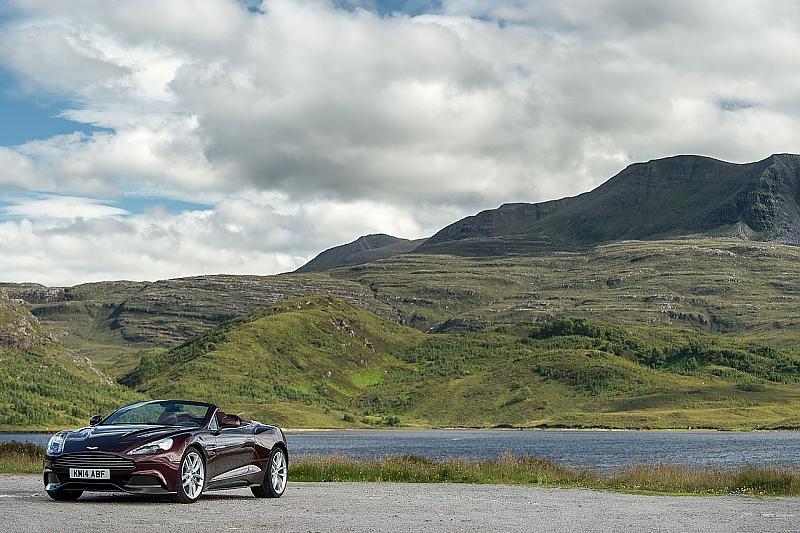 Der Aston Martin Vanquish Volante V12 S erreicht eine Höchstgeschwindigkeit von 317 km/h