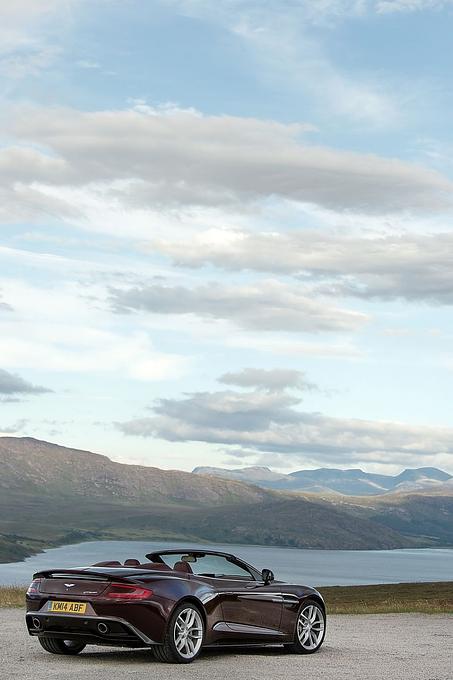 Der Aston Martin Vanquish Volante V12 S hat einen Durchschnittsverbrauch von 12,8 Liter/100 km/h