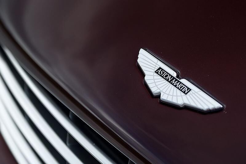 Auch den Aston Martin Vanquish Volante V12 S ziert das bekannte Emblem